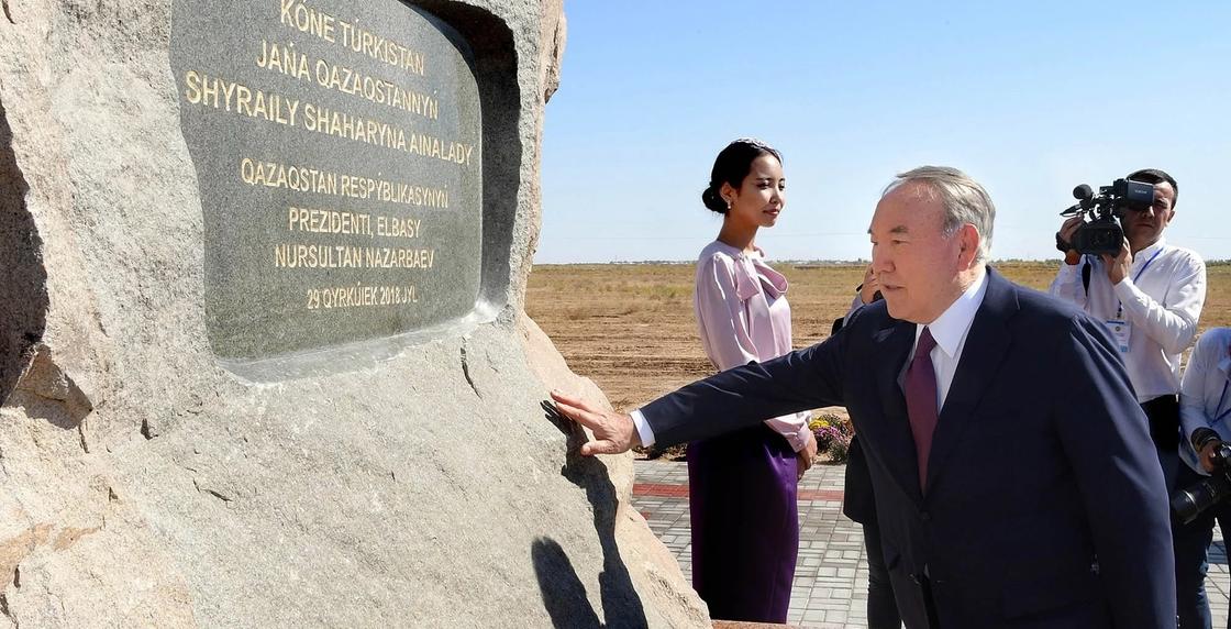Президент принял участие в церемонии закладки мемориального камня в Туркестане (фото)