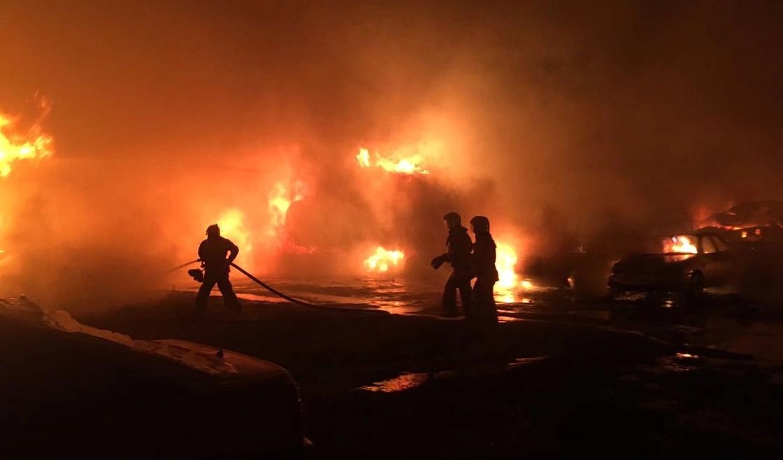 45 машин сгорели на штрафстоянке в Шымкенте (фото)
