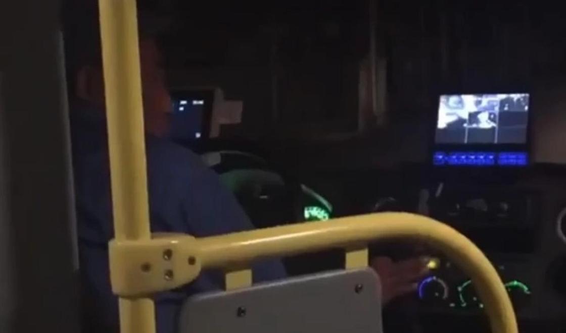 Водитель автобуса смотрел порно во время вождения