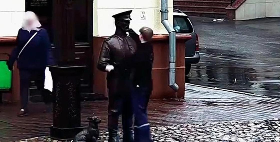 Стражи порядка заставили хулигана извиниться перед статуей (видео) Стражи порядка заставили хулигана извиниться перед статуей (видео)