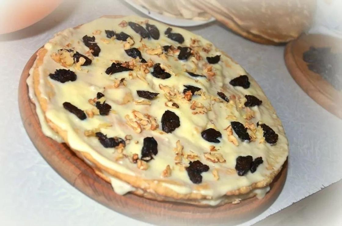Торт медовый со сметанным кремом и черносливом Торт медовый со сметанным кремом и черносливом