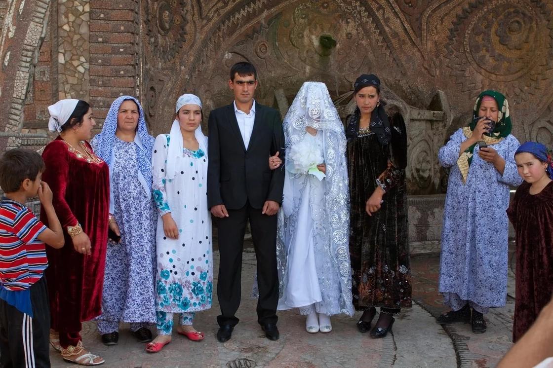 «Нужна стройная, белая, городская»: как сегодня выбирают невест в Таджикистане