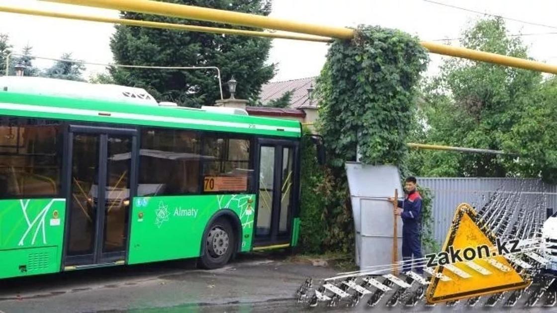 Автобус без водителя снес забор частного дома в Алматы