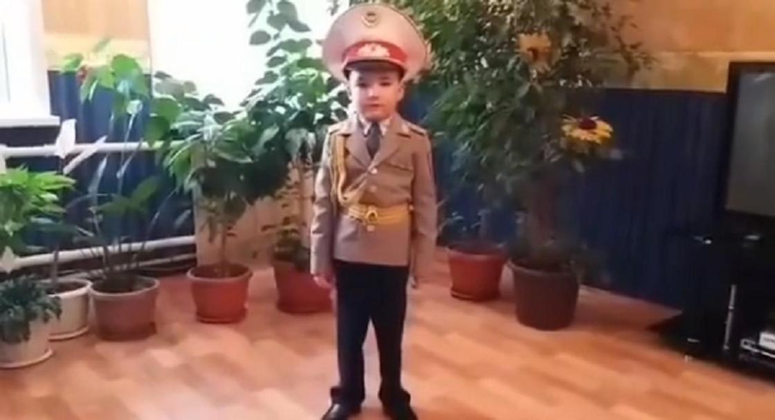 Видео с шестилетним мини-генералом умилило казахстанцев (видео) Видео с шестилетним мини-генералом умилило казахстанцев (видео)