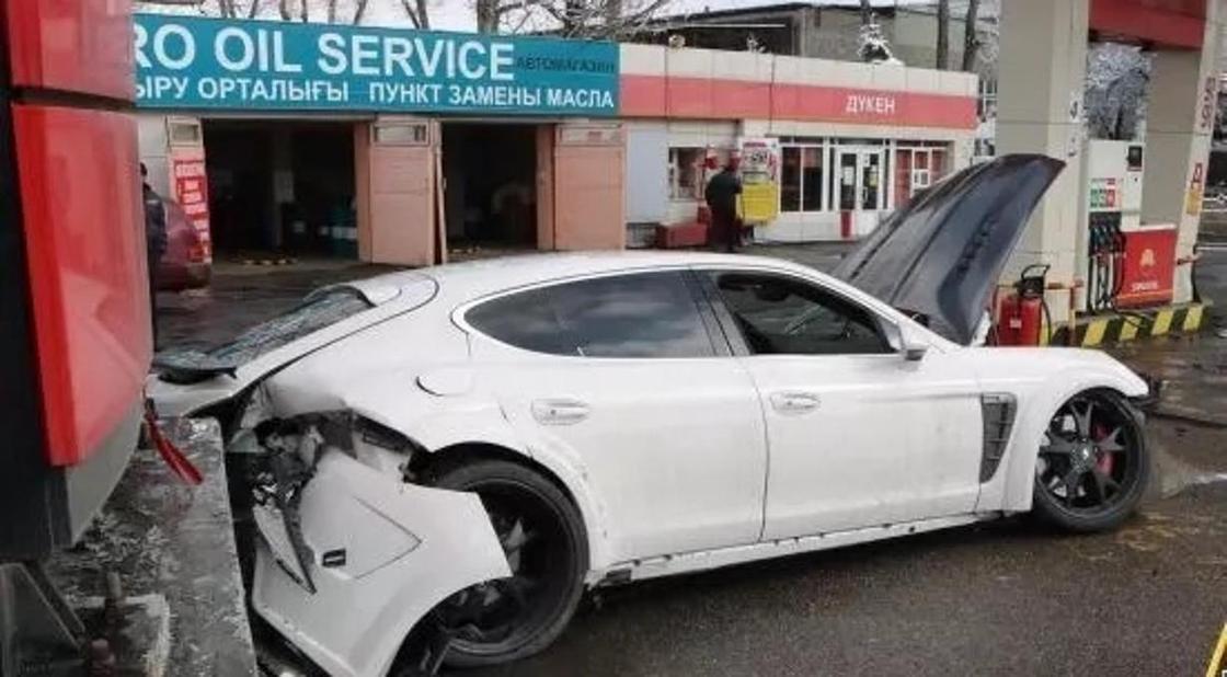 В Алматы водитель Porsche устроил разгром на АЗС и скрылся (фото)
