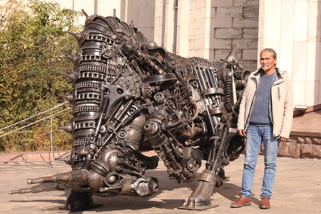 Алматинцы трут подкову скульптуры лошади, чтобы обрести счастье