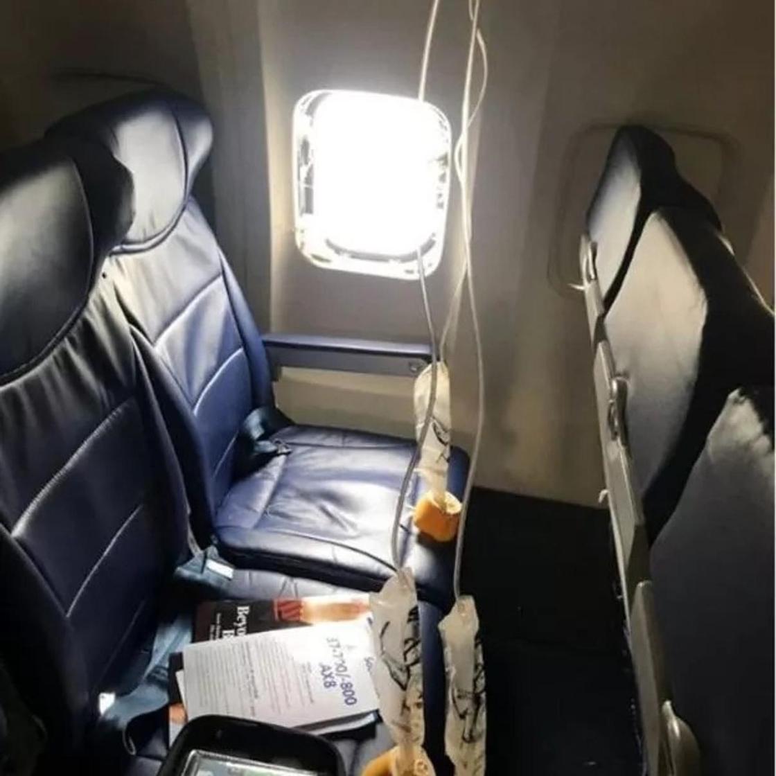 Женщина, которую засосало в разбитое окно самолета в США, погибла