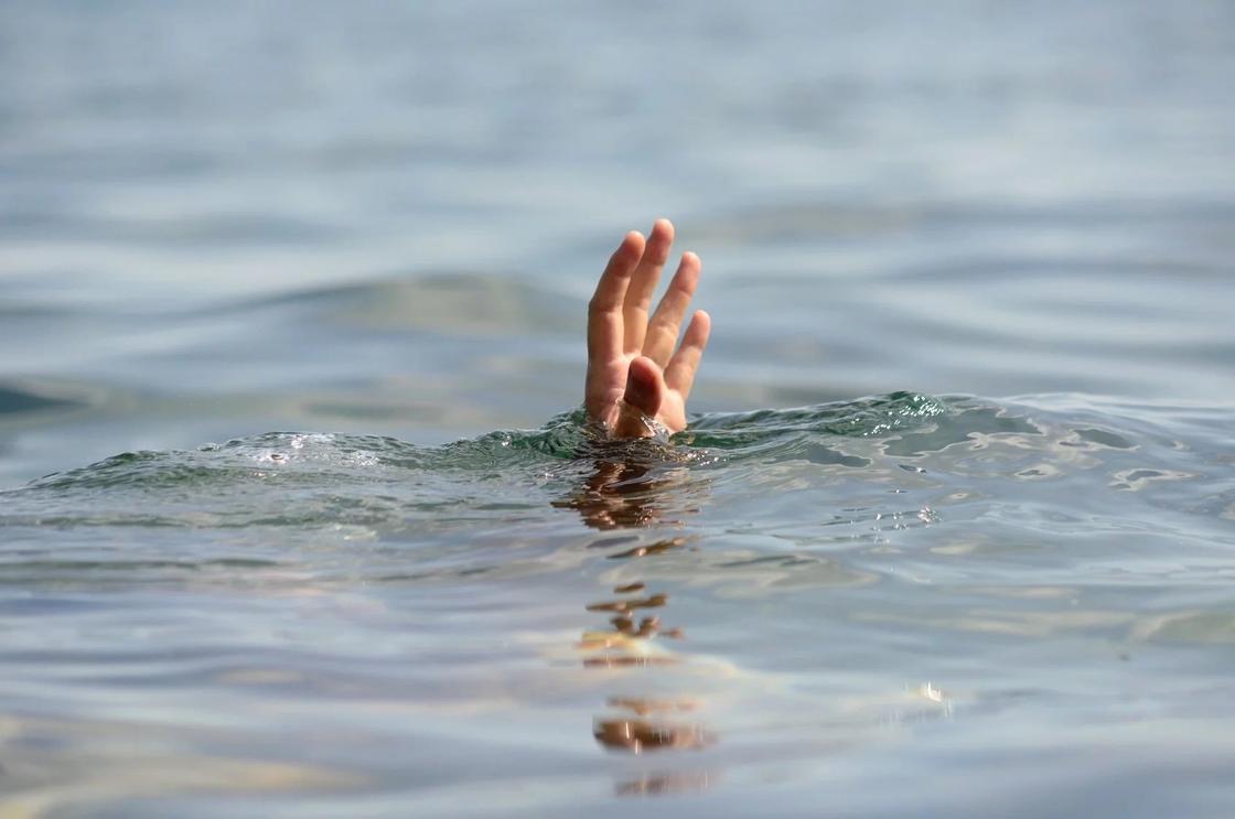 Мужчина утонул, переплывая от одной базы отдыха к другой, в ВКО