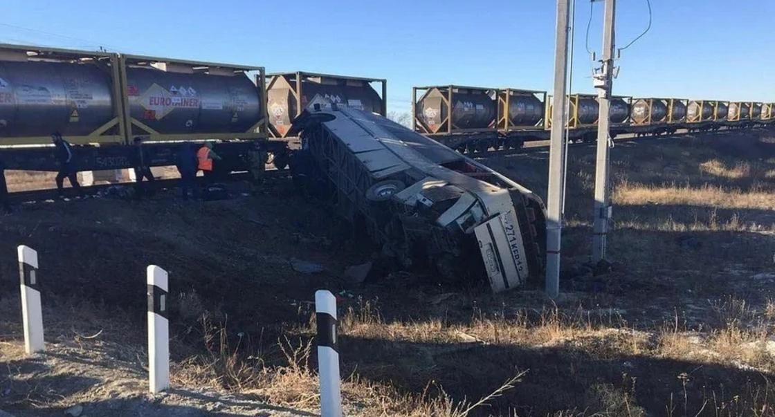 Столкновение автобуса с поездом в России казахстанцу