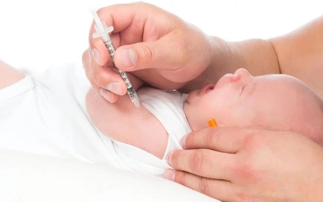 Родители младенца отсудили у врачей деньги за осложнения после прививки в Караганде