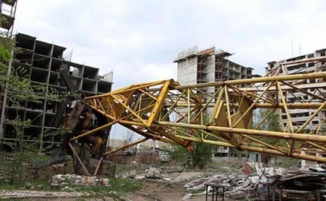Последствия урагана в Астане: рухнувший кран, дыра в «Пирамиде» и сорванные крыши (фото, видео)
