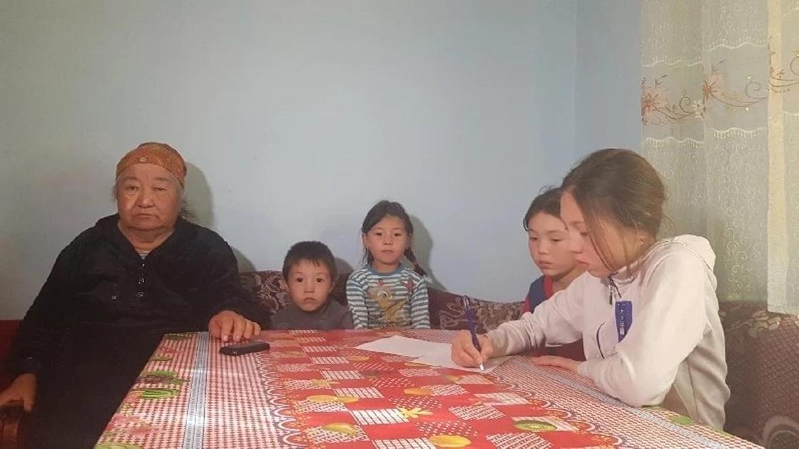 "Собрала вещи и ушла": отцы-одиночки из Алматинской области рассказали, как их бросили жены
