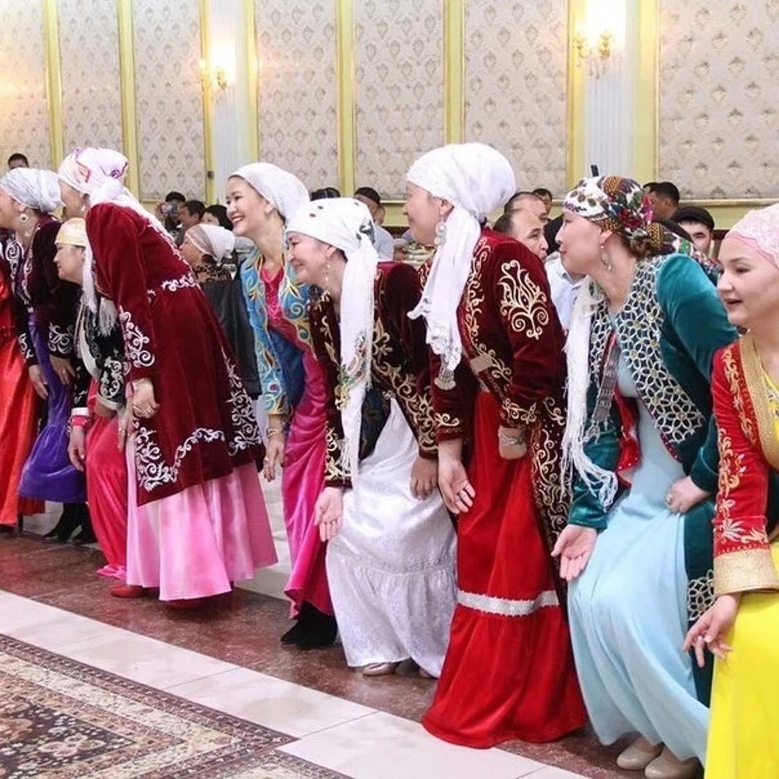 Қыздар сайысы. Актау келиндери. Казахская келин. Шашу казахская традиция. Поклон невесты у казахов.