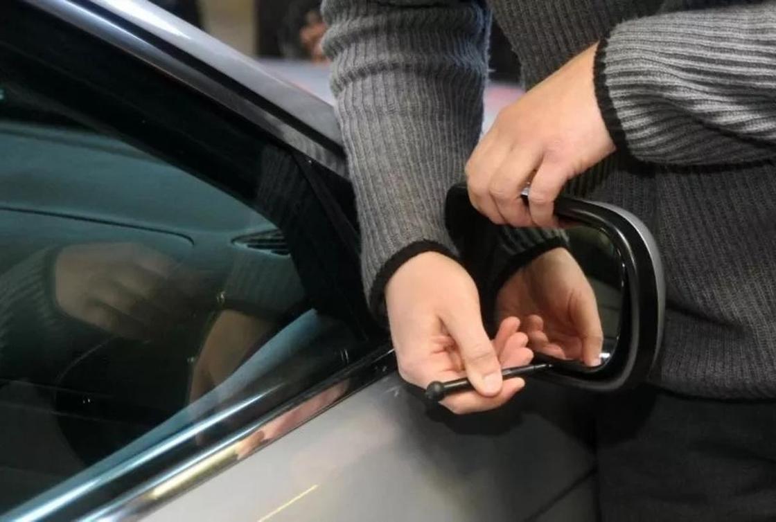 Житель Алматы снял автомобильные зеркала на миллион тенге