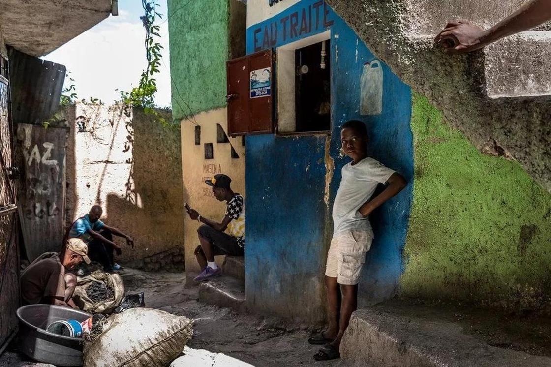 Я жил в трущобах слушать. Гаити фавелы. Гаити трущобы бедность. Фавелы Бразилии бедность. Сан-Сальвадор трущобы.