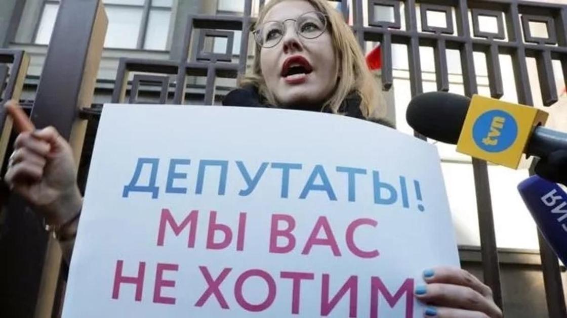 "Слуцкий, выходи, я тебя чуть-чуть потрогаю": пикеты у Думы против харассмента "Слуцкий, выходи, я тебя чуть-чуть потрогаю": пикеты у Думы против харассмента
