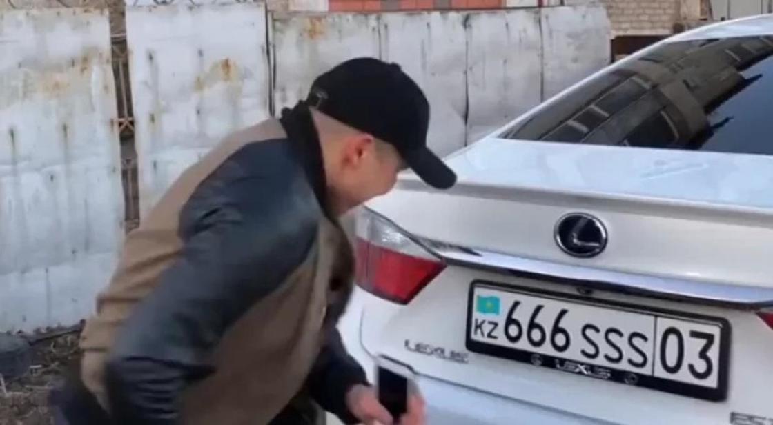 Казахстанский вайнер высмеял высокий спрос на "крутые" номера (видео)