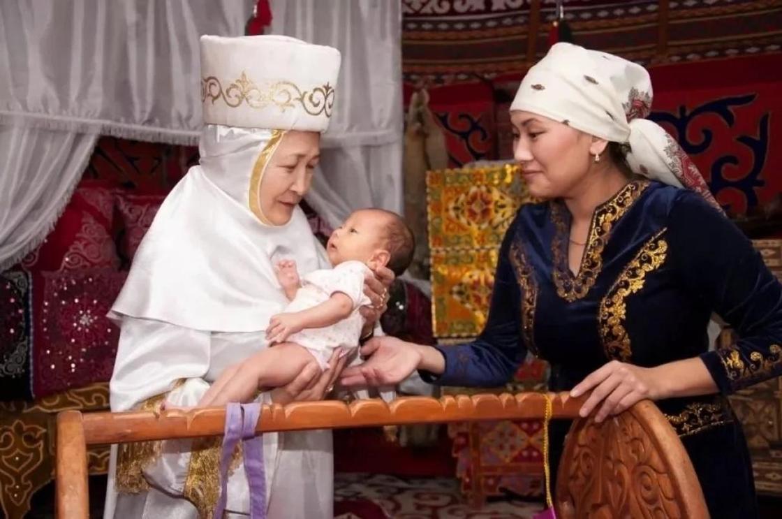 12.04 Кызылординку возмущает, что дети не называют ее мамой