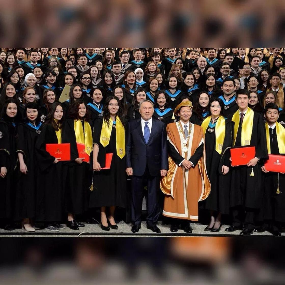 Выпускница рассказала, как Назарбаев вручал ей диплом «не по протоколу»