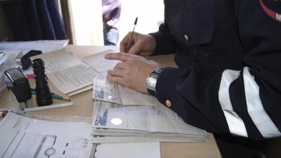 Госавтоинспектор осужден за подделку документов в Карагандинской области