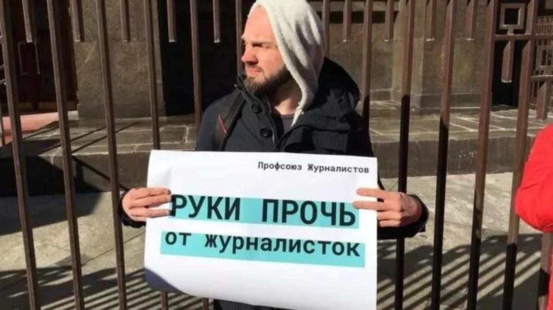 "Слуцкий, выходи, я тебя чуть-чуть потрогаю": пикеты у Думы против харассмента "Слуцкий, выходи, я тебя чуть-чуть потрогаю": пикеты у Думы против харассмента