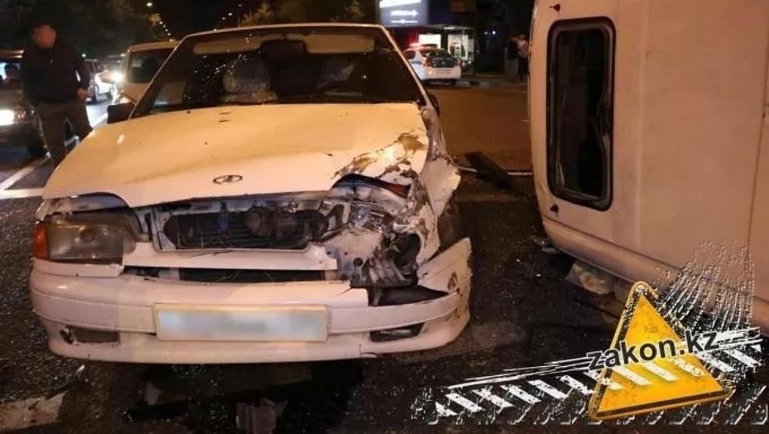 Лихач на BMW спровоцировал массовую аварию в Алматы (фото, видео)