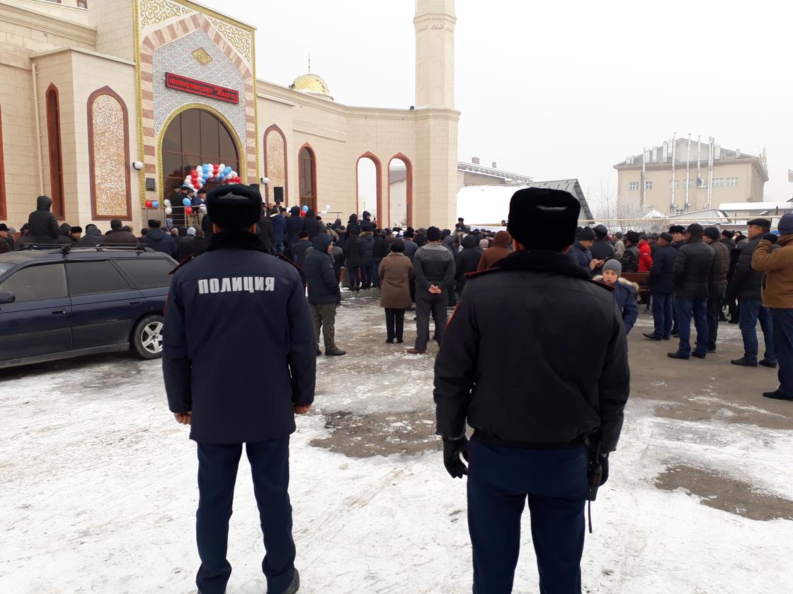 Сотни алматинцев пришли на открытие мечети имени Динмухамеда Кунаева (фото, видео)