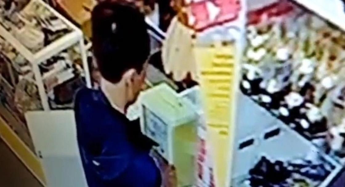 Мужчина выкрал бокс с пожертвованиями для больного ребенка из магазина в Жезказгане