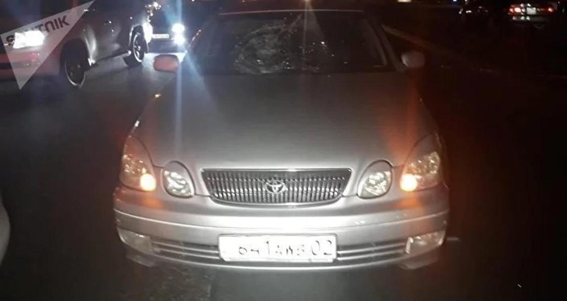 Неадекватная женщина в Алматы бросилась на капот машины и погибла под колесами авто