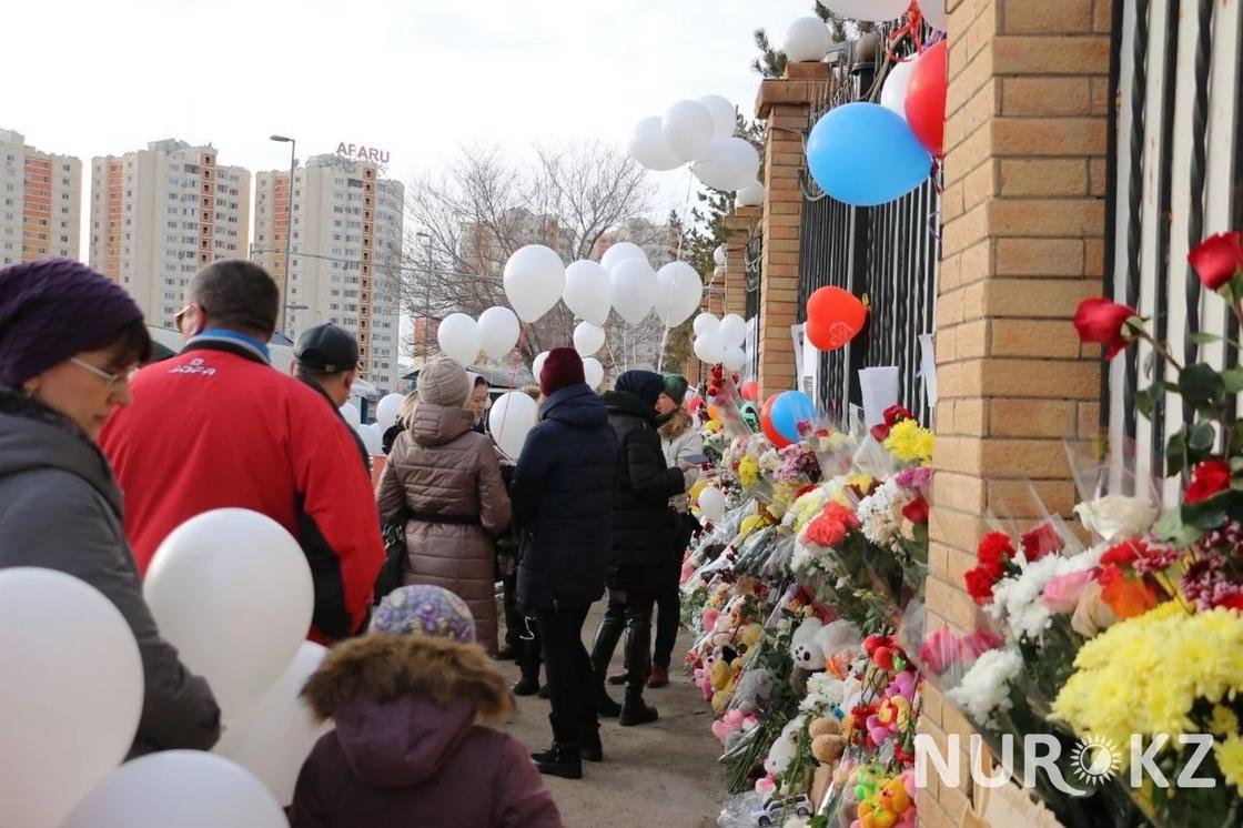 В городах Казахстана запускают белые шарики в память погибших в пожаре