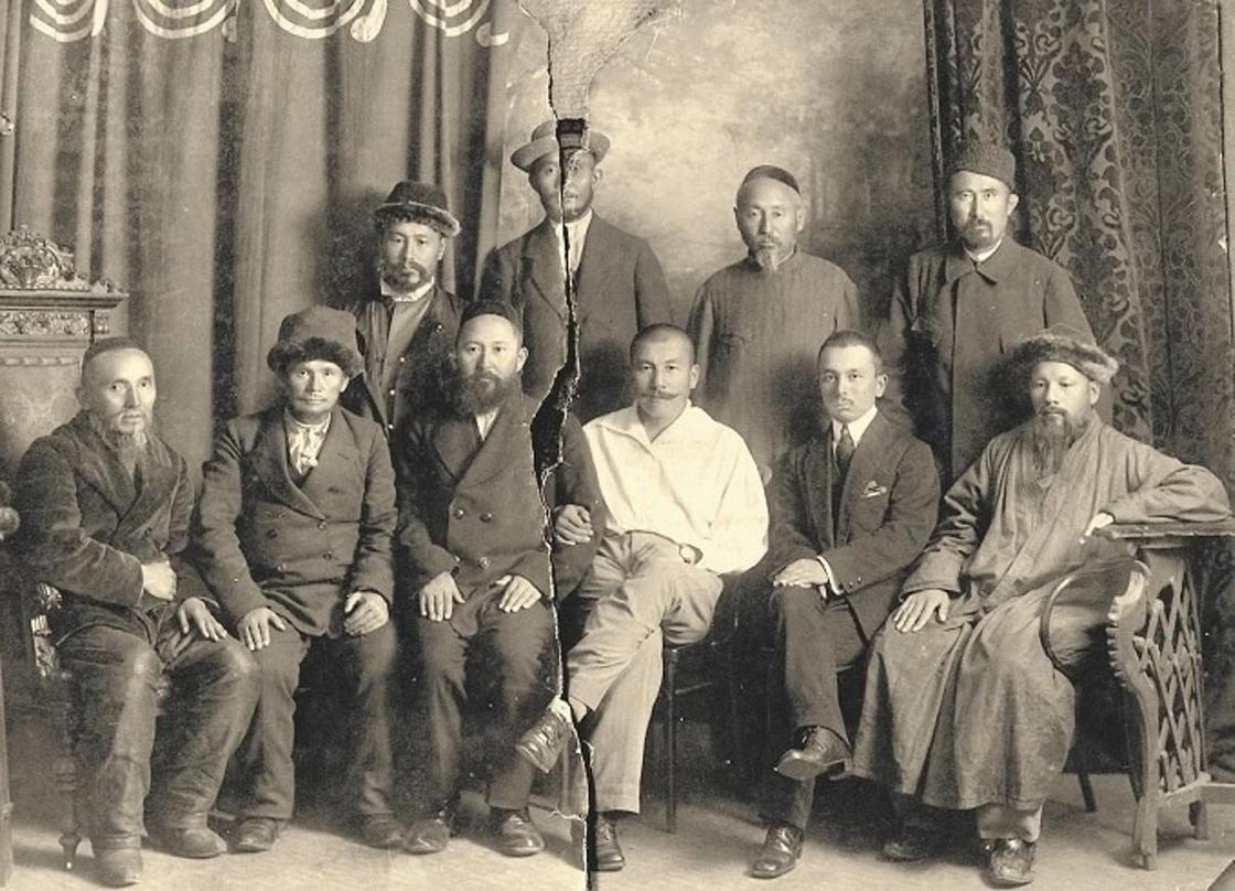 Бірінші қатарда: үшінші – Т.Құнанбаев, төртінші - Ә.Бөкейханов, екінші қатарда үшінші – К.Жанатаев. Семей, 1918 жыл. Фото: abaialemi.kz