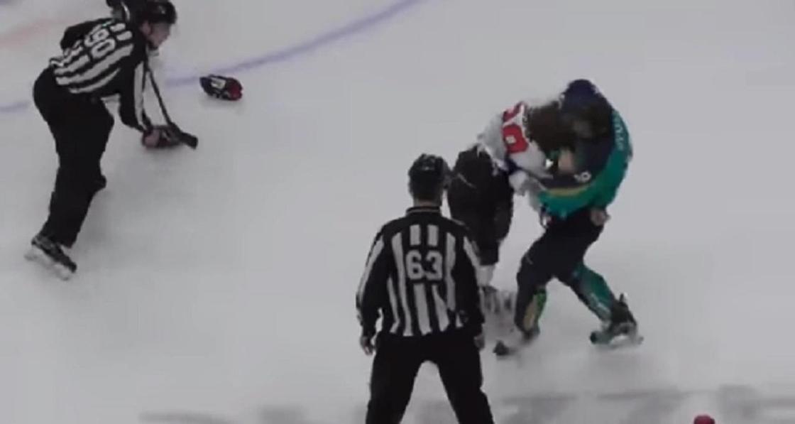 Казахстанский хоккеист подрался с россиянином прямо на льду (видео)