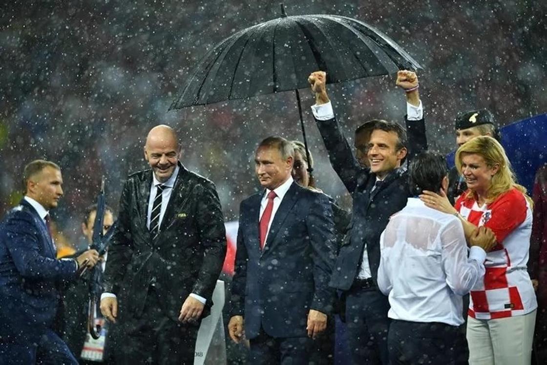 Владимир Путин оставил президентов Франции и Хорватии мокнуть под ливнем (видео)