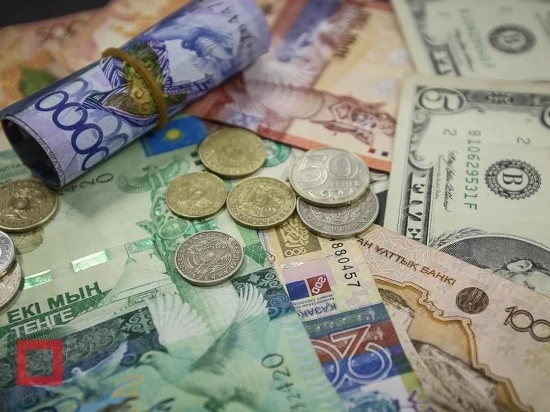 Тенге существенно стабильнее рубля, заявили в Нацбанке