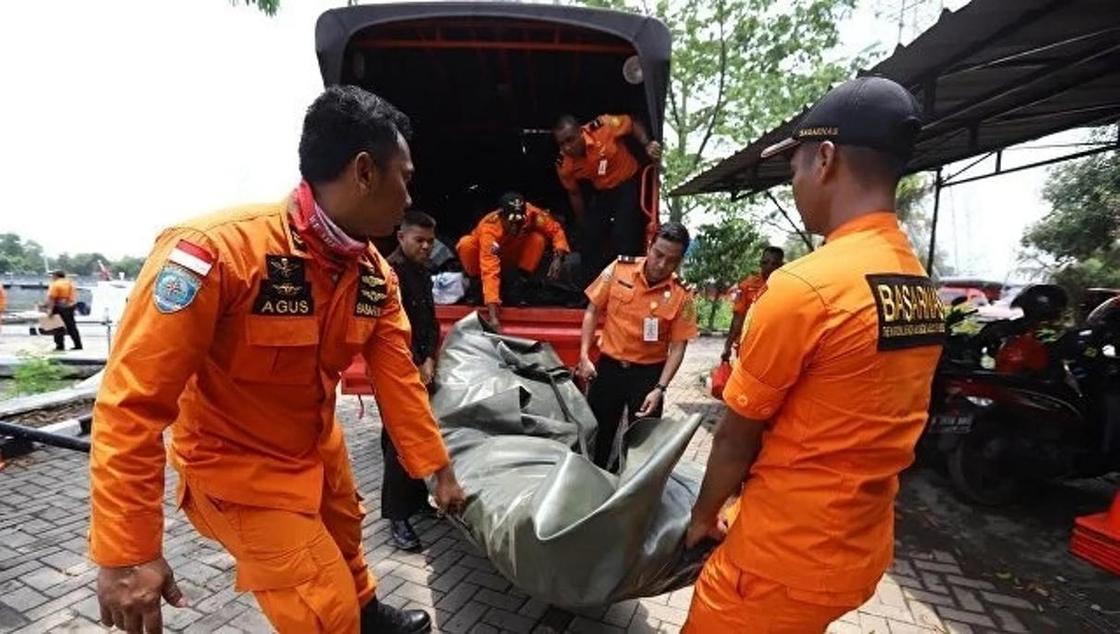 Крушение самолета в Индонезии: среди погибших оказались 20 чиновников