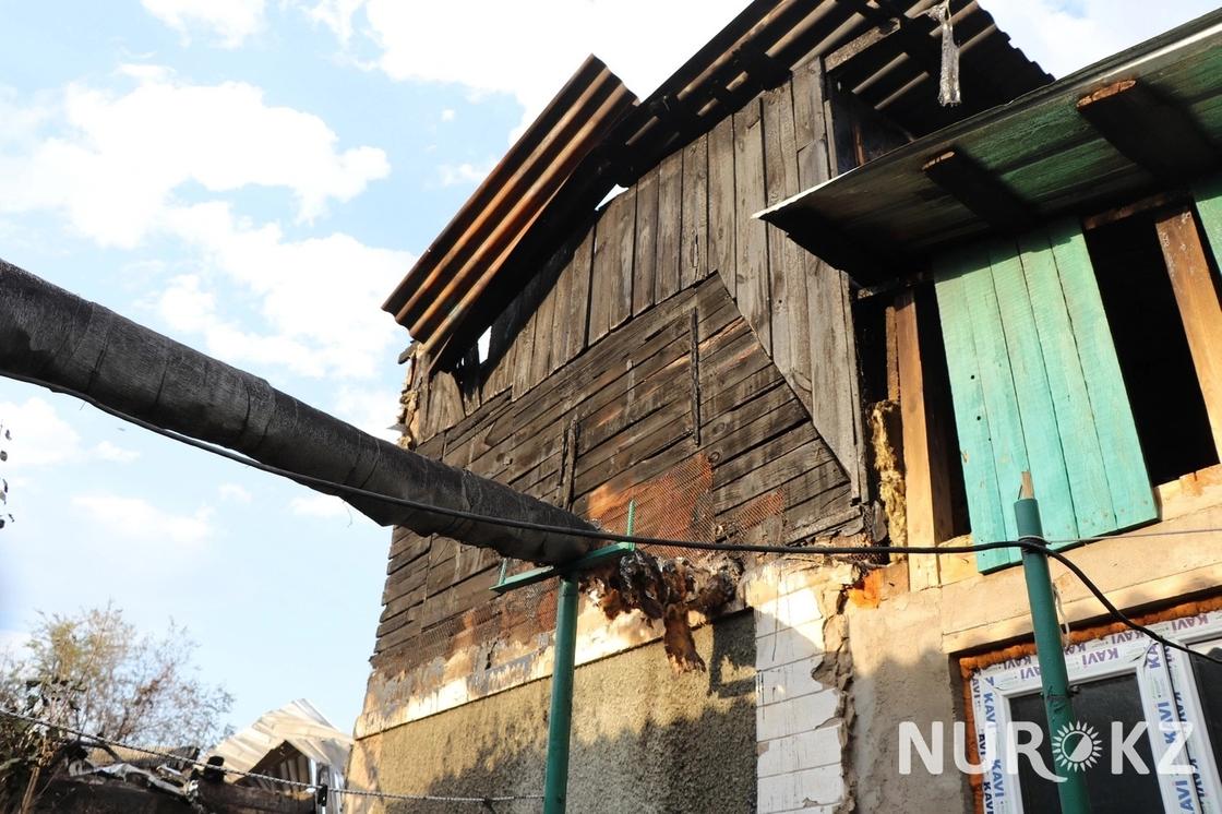 10.08 Алматинцы живут прямо на улице в центре города после того, как сгорел их дом