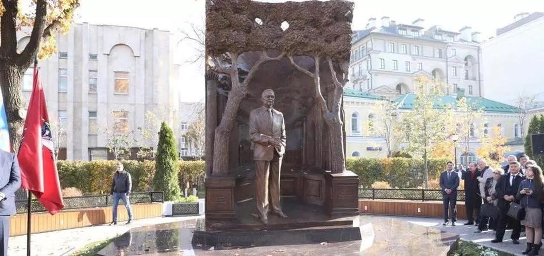 Памятник Исламу Каримову открыли в центре Москвы (фото)