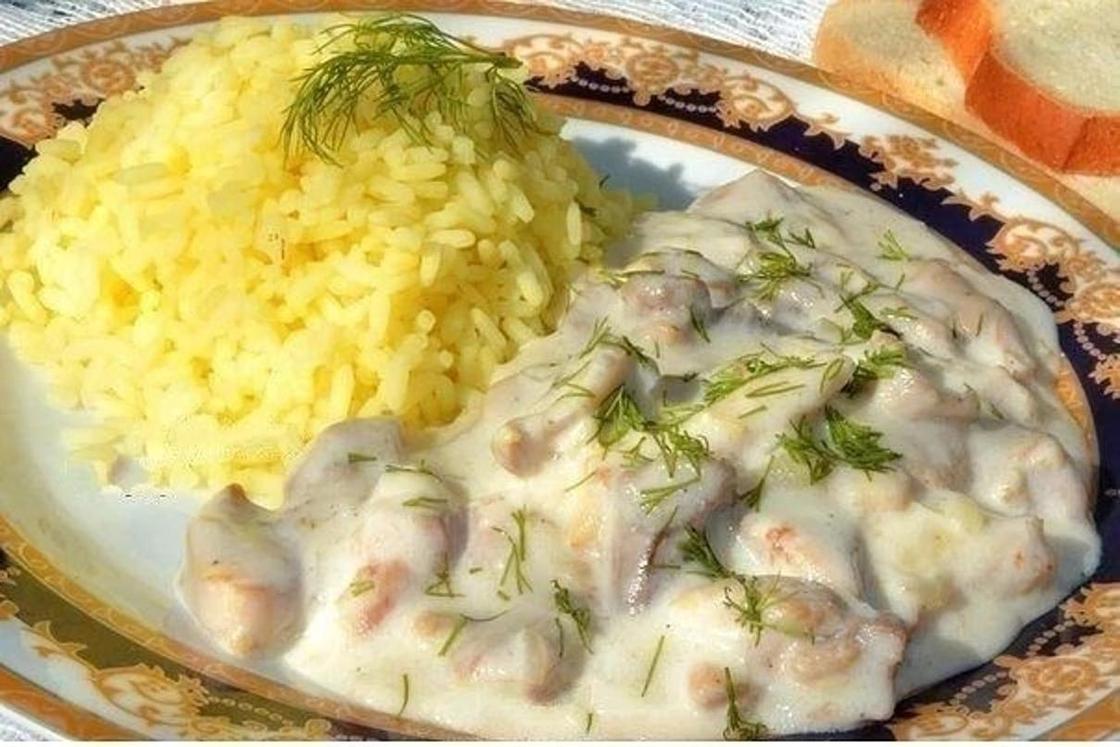 курица в соусе с рисом курица в соусе с рисом