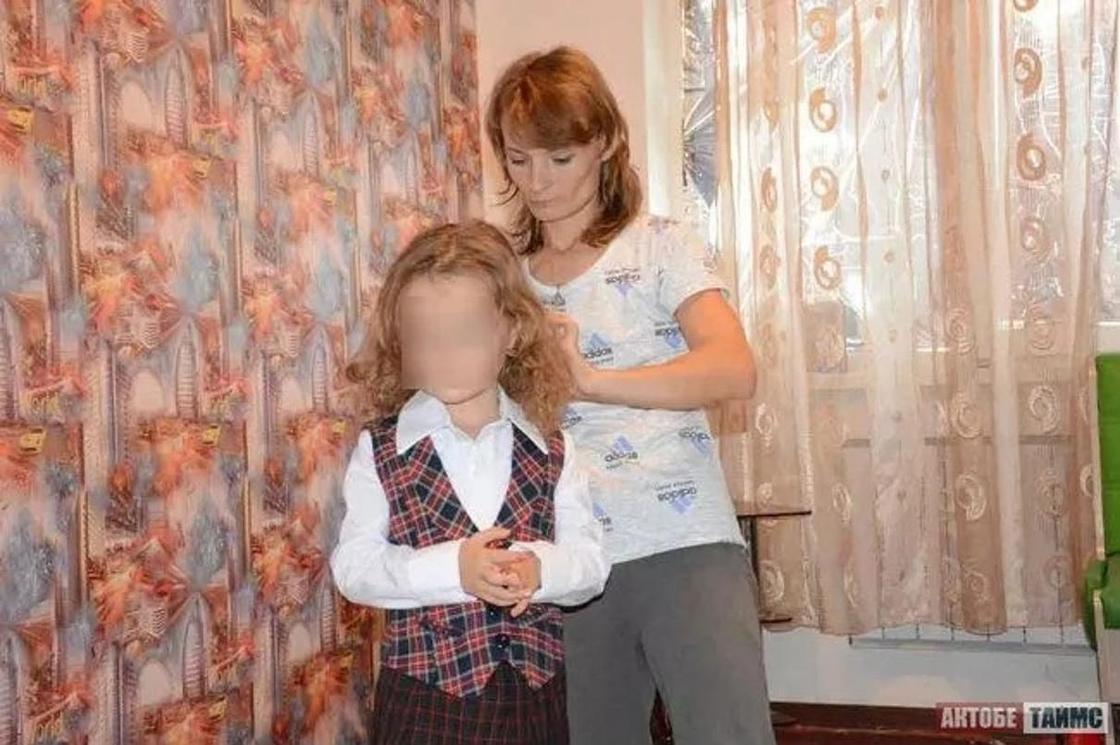 «Я раньше думала, что мир злой»: казахстанцы собирают деньги женщине-дюймовочке из Актобе