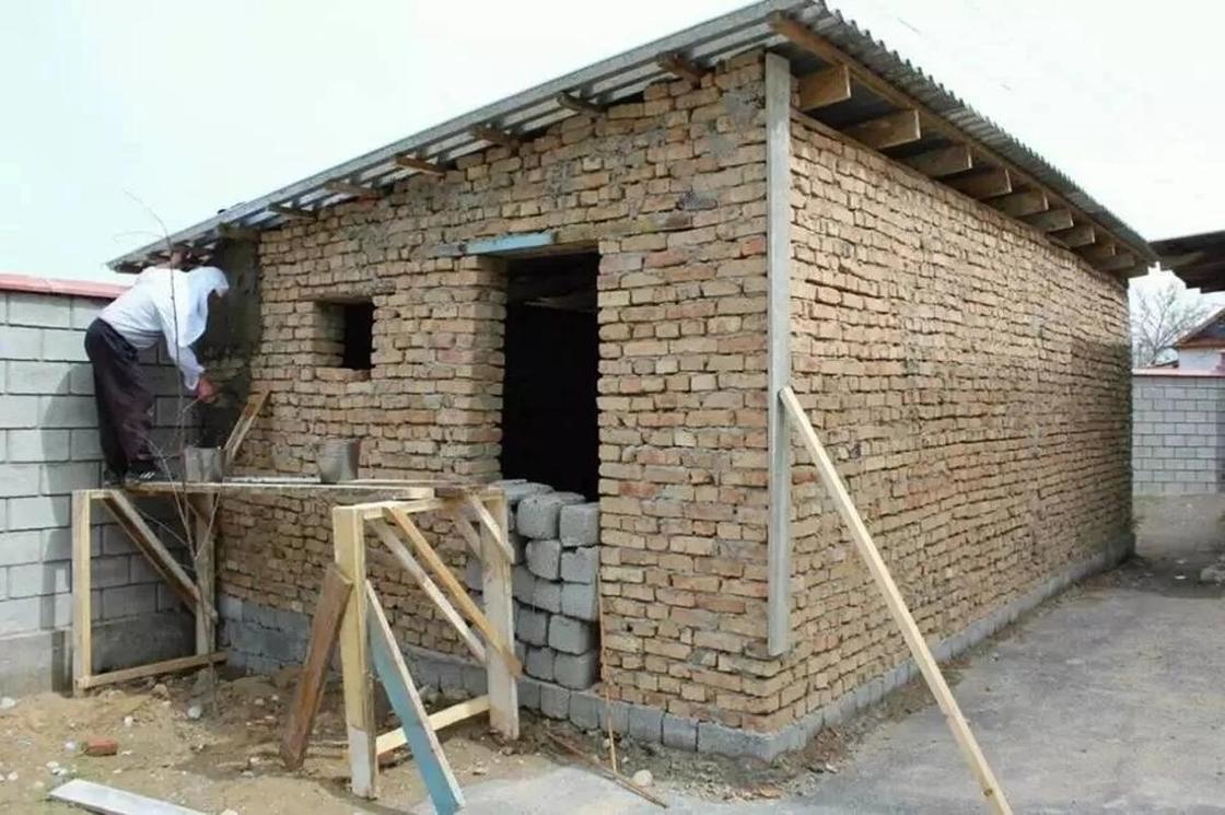 "Мы строим современный туалет": Директор колледжа в ЮКО удивил общественность (фото)