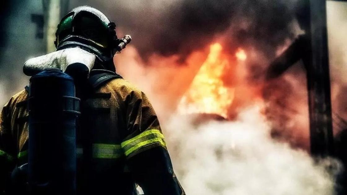 Женщину спасли из пожара в торговом доме в Астане Женщину спасли из пожара в торговом доме в Астане