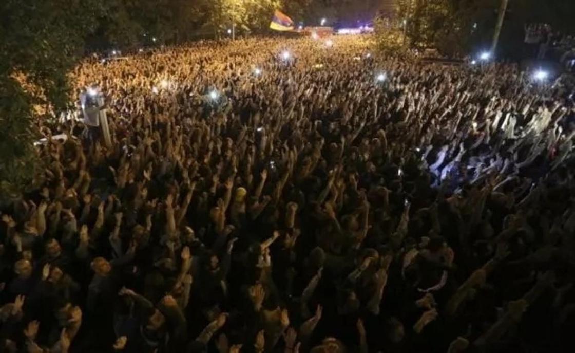 Армения: толпа сторонников Пашиняна окружила парламент. Они требуют досрочных выборов