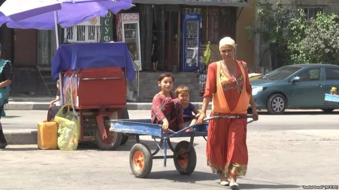 Казахстанка работает арбакешом на рынке в Душанбе, чтобы прокормить детей