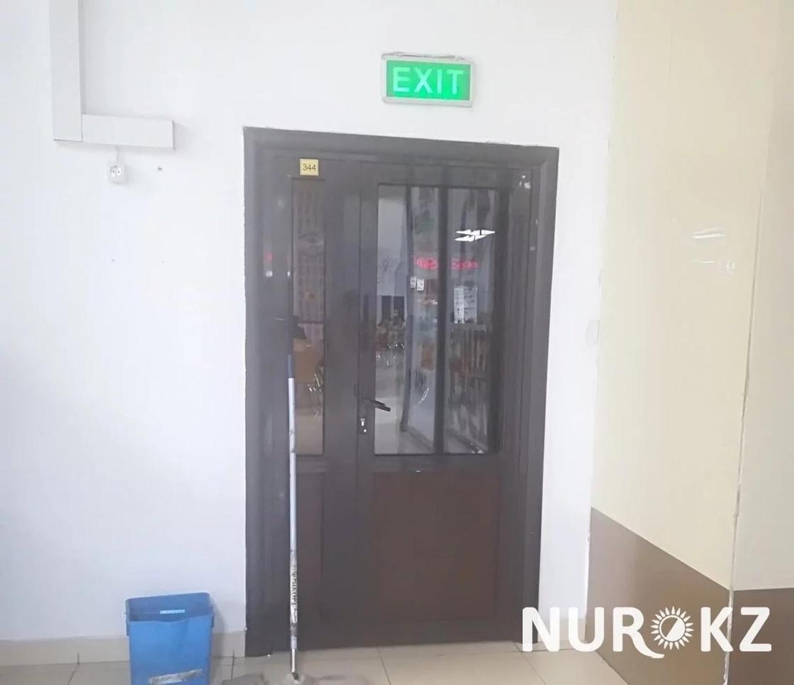 Закрытые двери и неосвещенная лестница: как выглядят аварийные выходы в ТРЦ Алматы