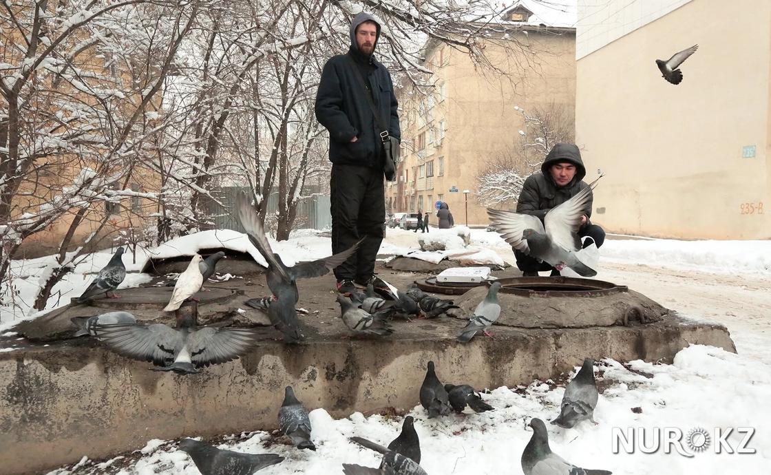 «Сифон и Борода»: Алматинские бомжи живут в «коттедже» в элитном районе города