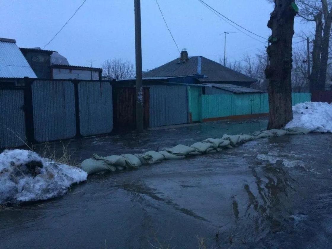 Последствия дождей в ВКО: затоплен мост, вода переливается через дороги (фото) Последствия дождей в ВКО: затоплен мост, вода переливается через дороги (фото)