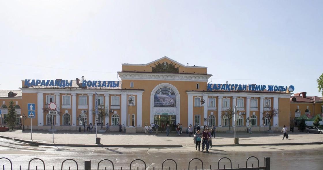 Поток воды хлынул на посетителей жд вокзала в Караганде (видео) Поток воды хлынул на посетителей жд вокзала в Караганде (видео)
