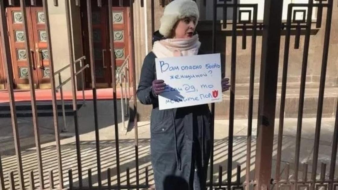 "Слуцкий, выходи, я тебя чуть-чуть потрогаю": пикеты у Думы против харассмента "Слуцкий, выходи, я тебя чуть-чуть потрогаю": пикеты у Думы против харассмента