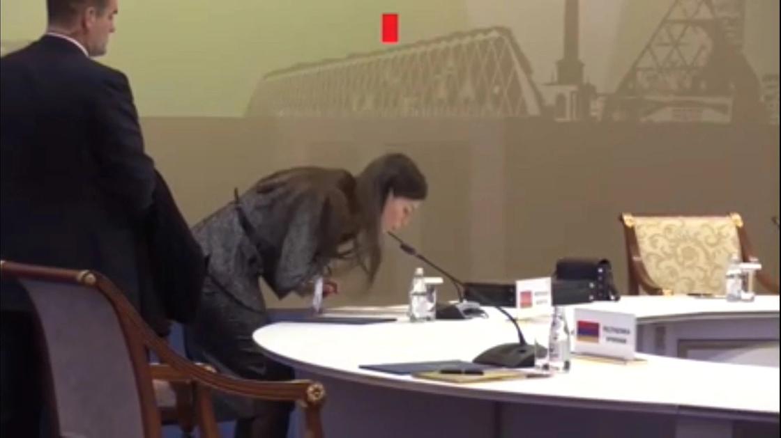 По линеечке: помощница Лукашенко сдувала пылинки с его стола перед саммитом ОДКБ (фото)