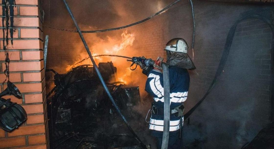 Люди горели в гараже в Рудном: женщина скончалась, мужчина в больнице